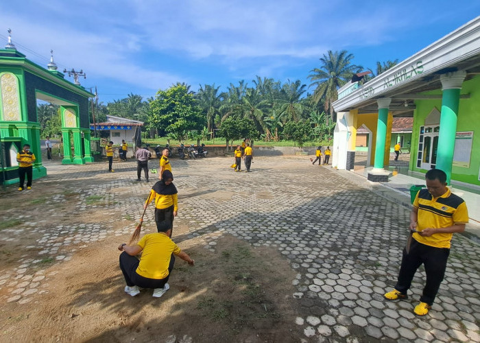 Sambut Hari Bhayangkara ke-79, Polres Lampung Utara Gelar Bhakti Religi Bersihkan Tempat Ibadah