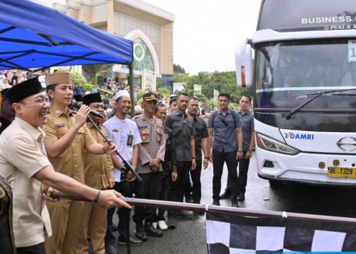 Bupati Lamsel Lepas 413 Jemaah Haji, Ingatkan Jaga Kesehatan di Tanah Suci