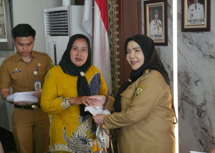 Wali Kota Eva Dwiana Salurkan Bantuan Pengobatan, Bencana, dan Santunan Kematian