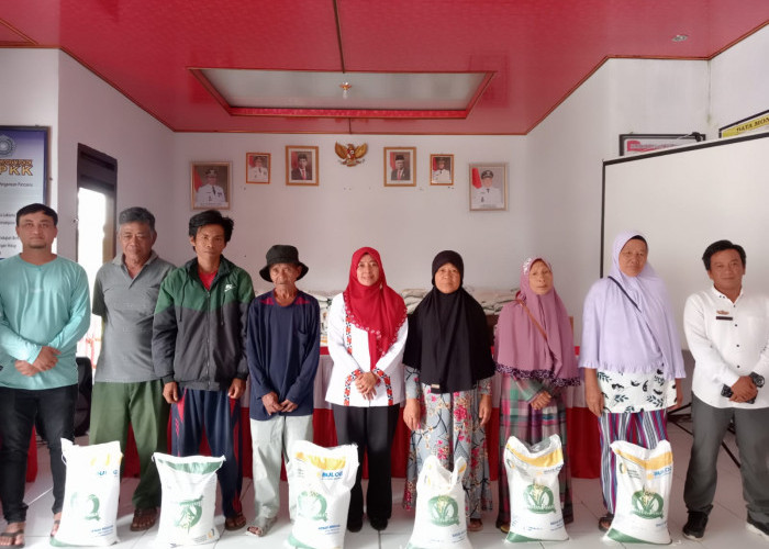 Camat Kebun Tebu Salurkan Bantuan Beras CPP di Pekon Purawiwitan dan Tribudisyukur