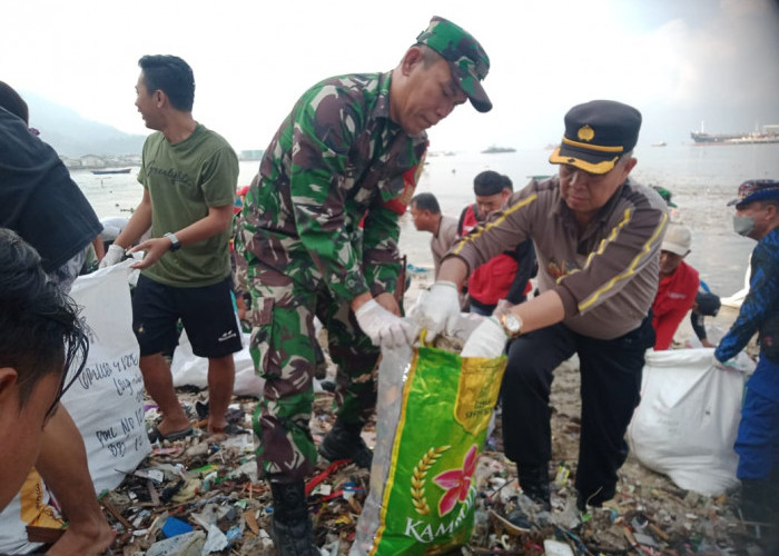 Koramil 410-01/Panjang Terjunkan Personel Ikut Gotong Royong Clean Up Pantai Kabarti
