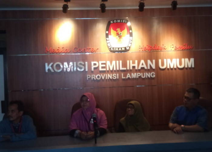 Datang ke KPU Lampung Bersama Suami dan Ibu, Dias Serahkan Berkas Balon DPD RI