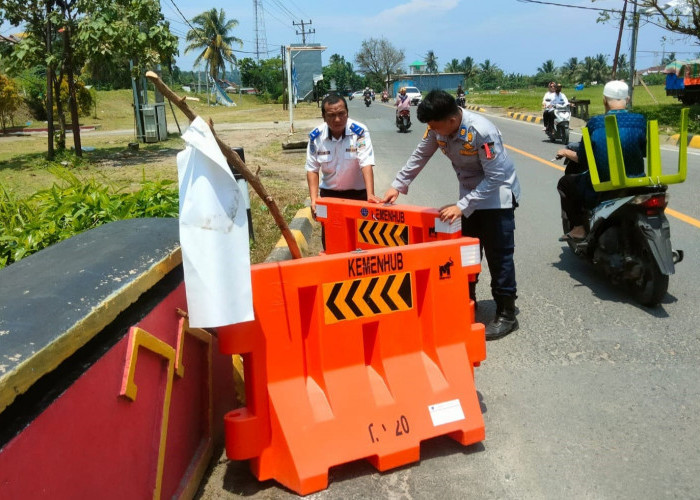 Antisipasi Lakalantas, Dishub Pesisir Barat Pasang Water Barrier di Lokasi Jalan Berlubang