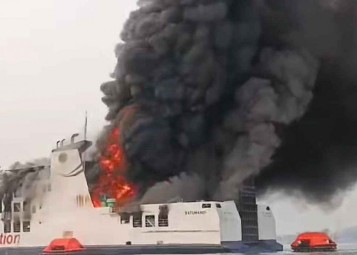 KMP Batumandi Terbakar Saat Hendak Sandar di Pelabuhan Merak