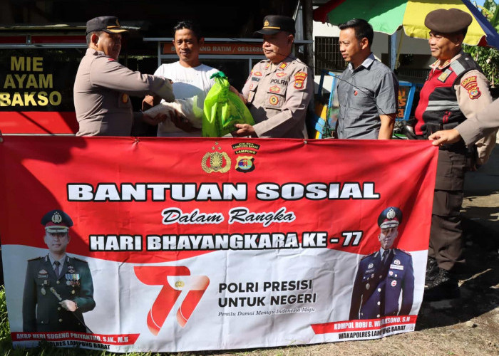 Peringati Hari Bhayangkara ke-77, Polres Lampung Barat Bagikan Paket Sembako