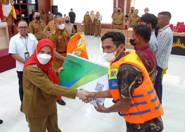 Walikota Bandar Lampung Eva Dwiana Serahkan Bantuan Asuransi Kecelakan Kerja Bagi Nelayan