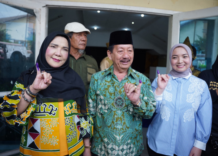 Bersama Keluarga, Bunda Eva Dwiana Nyoblos di TPS 05 Palapa Taman Budaya