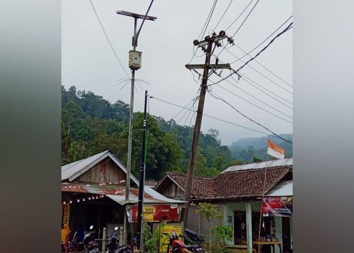 Satu Tiang Listrik di Kubu Perahu Miring dan Nyaris Roboh Menimpa Rumah Warga