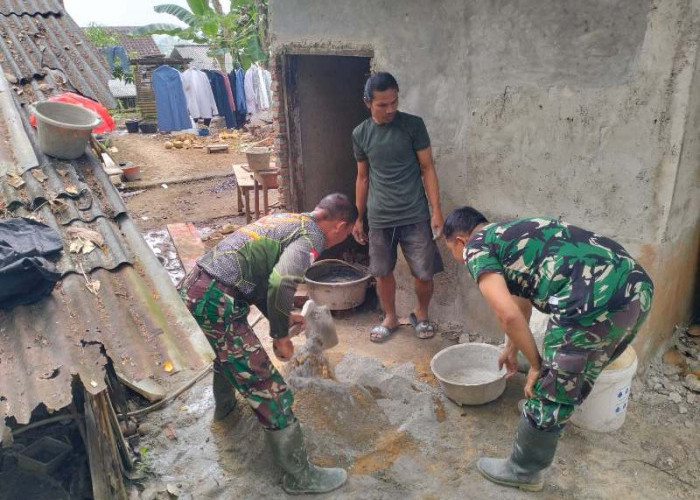 Gotong Royong TNI dan Warga Percepat Renovasi Mushola Pinang Jaya di TMMD Ke-129