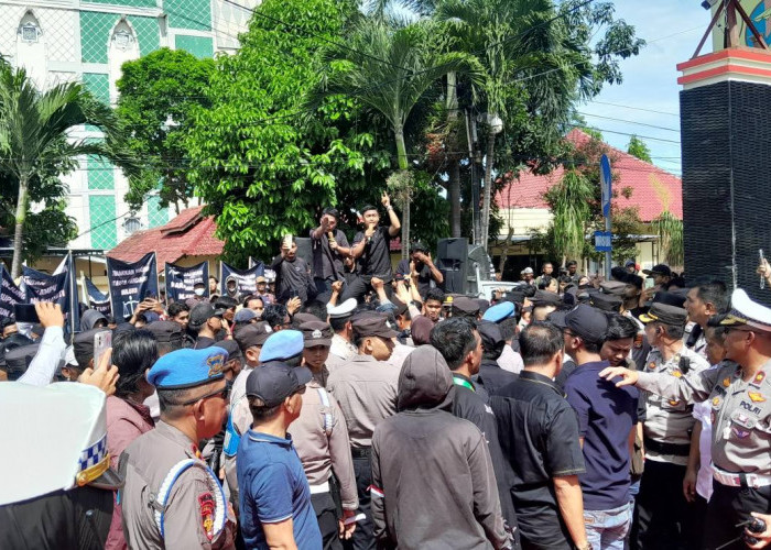 Ratusan Massa Gelar Aksi Tuntut Penetapan Tersangka Kasus Akta Universitas Malahayati