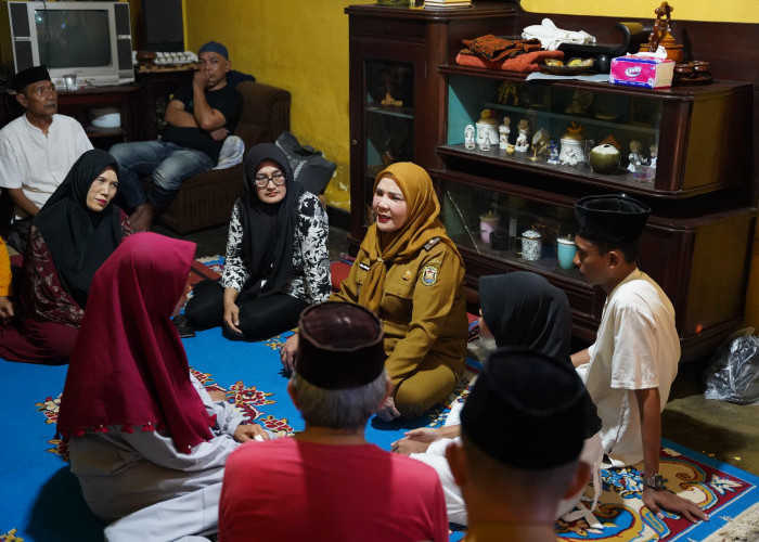 Takziah ke Rumah Duka Korban Kecelakaan Kerja di Flyover Kalibalok, Bunda Eva Serahkan Santunan Uang Tunai