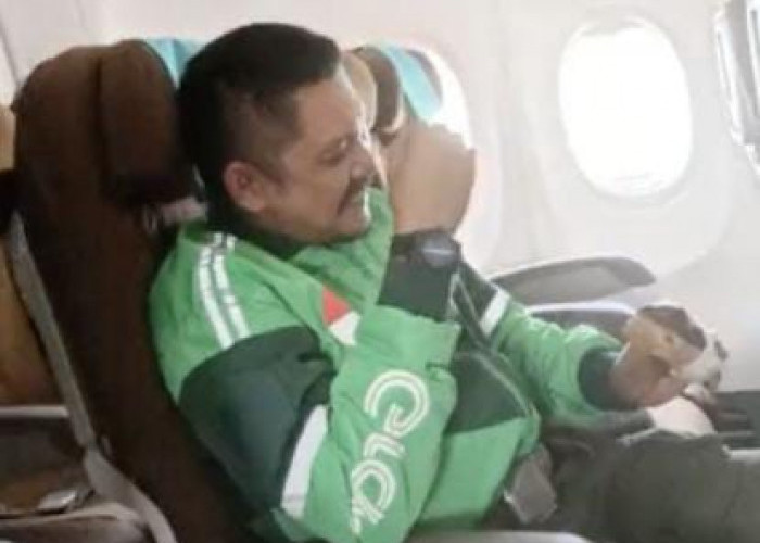 Viral di Media Sosial, Anggota DPRD Medan Naik Pesawat Pakai Jaket Ojol