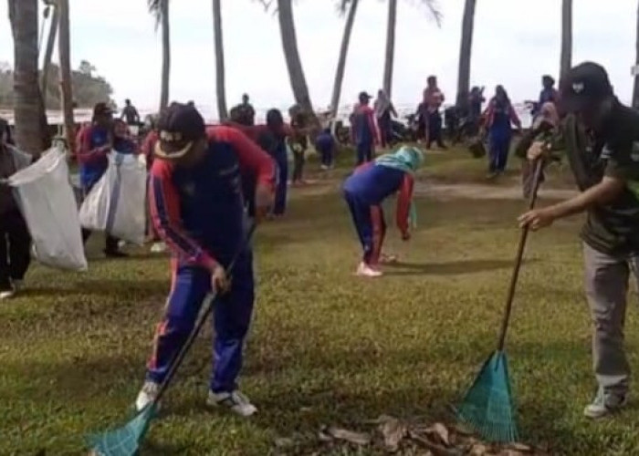 Bersama Mahasiswa KKN, Kompak Bersihkan Pantai di Pekon Negeri Ratu Ngambur