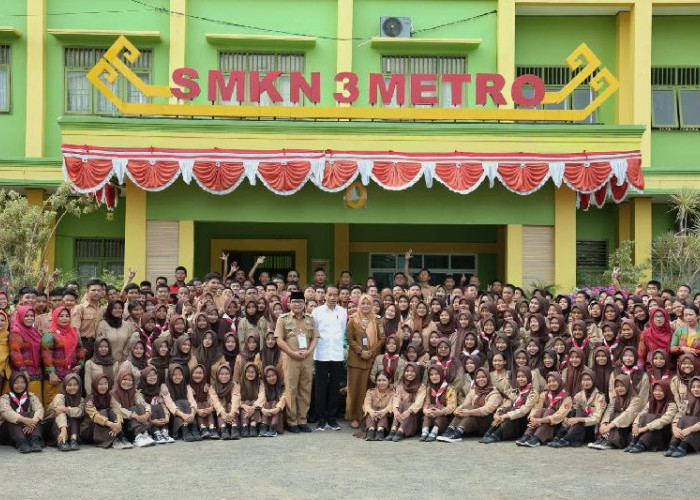 Gubernur Arinal Dampingi Presiden Jokowi Berkunjung ke SMK Negeri 3 Kota Metro