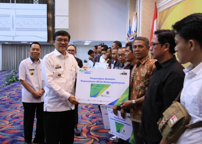 Pemprov Lampung Serahkan Tanda Bukti Kepesertaan Perlindungan Jamsostek Bagi 4000 Anggota e-KPB