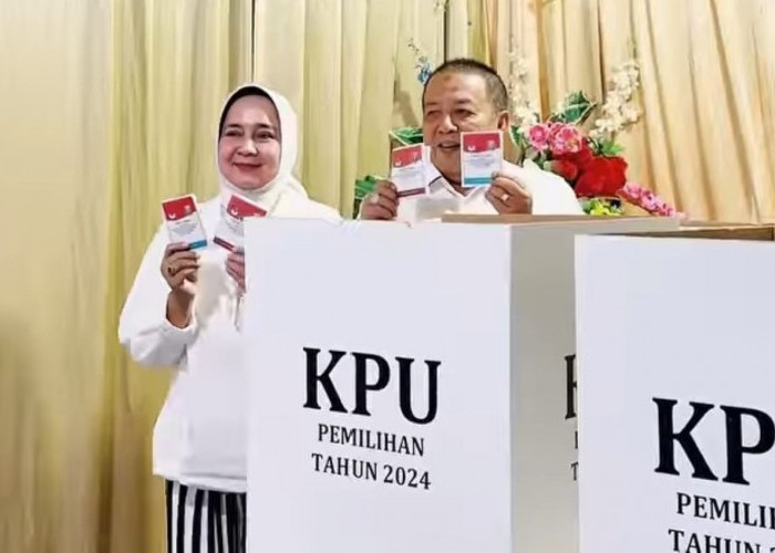 Arinal Djunaidi Nyoblos Bersama Keluarga di TPS 10 Sepang Jaya