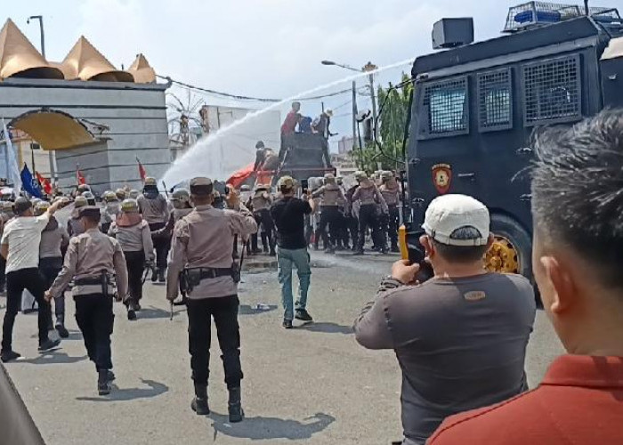 Aksi Peduli Petani Singkong di Depan DPRD Lampung Ricuh