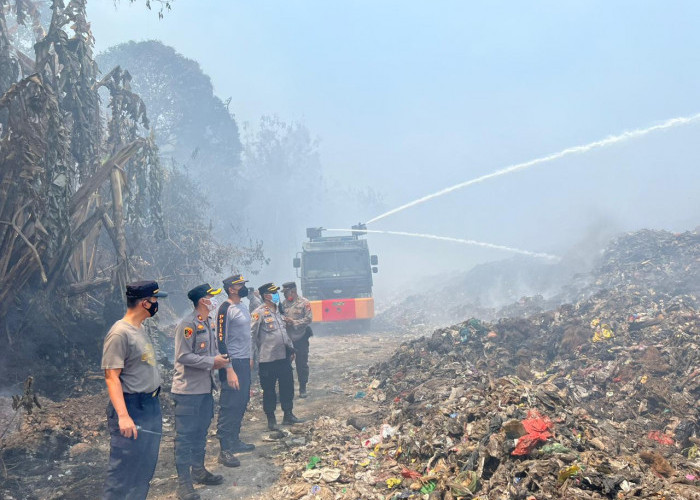Polresta Bandar Lampung Bantu Padamkan Kebakaran di TPA Bakung