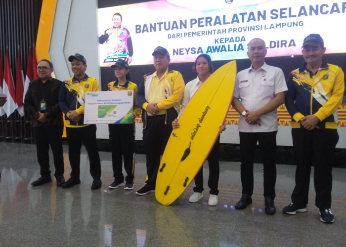 Atlet Surfing Pesisir Barat Terima Bantuan dari Gubernur Lampung