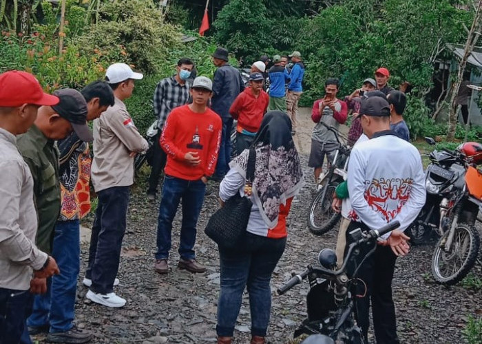 Bersama Warga Bang Edi Tinjau Jalan Rusak di Pekon Sukapura