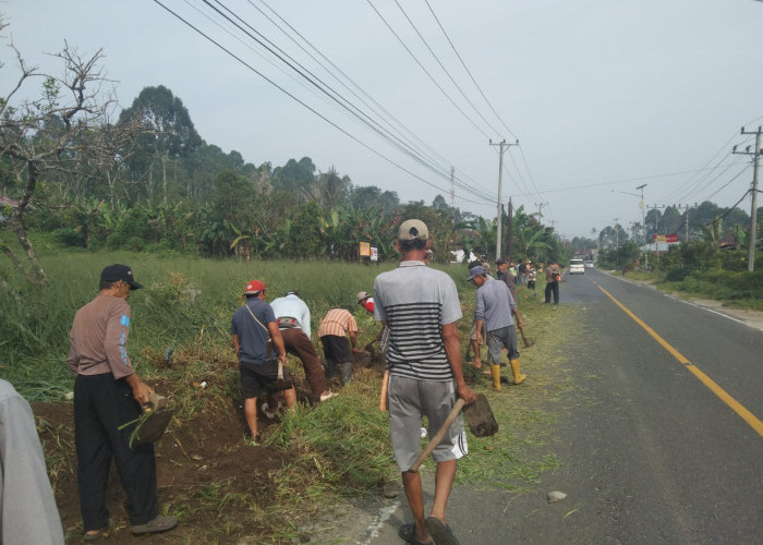 Tangani Masalah Banjir, Warga Kembahangan Gotong Royong Normalisasi Drainase di Jalan Nasional