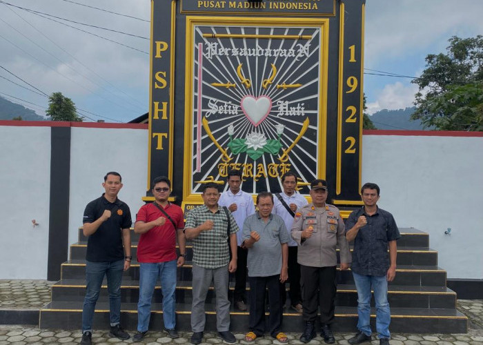 Jumat Curhat, Kasat Binmas Silaturahmi ke Padepokan PSHT NIC 068 Cabang Lampung Barat Pusat Madiun 