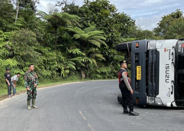 Truk Muatan 13 Ton Rongsokan Terguling di Tanjakan Anyan Bakhu