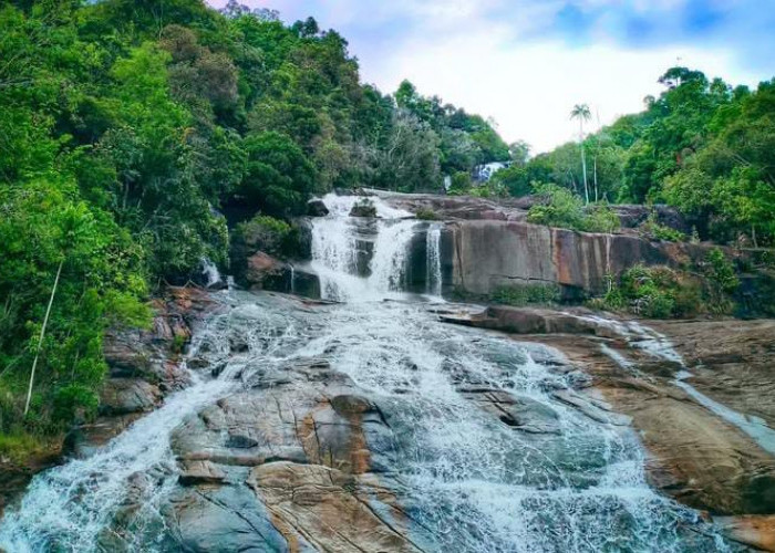 Temburun, Air Terjun Bertingkat Tujuh yang Memesona di Pulau Siantan