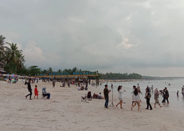 Libur Lebaran, Pantai Labuhan Jukung Masih Jadi Destinasi Wisata Favorit