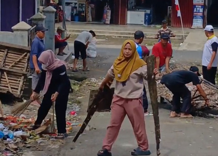 Jelang Halal Bihalal, Warga Sumber Alam Gotong Royong Bersihkan Akses Kantor Camat Air Hitam