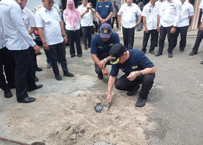 Pj Wali Kota Bandar Lampung Tanam Biopori untuk Kurangi Dampak Banjir di Kecamatan Panjang