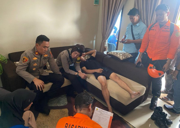 Diancam Cerai Istri, Pria 25 Tahun Nekat Naik Tower di Bandar Lampung