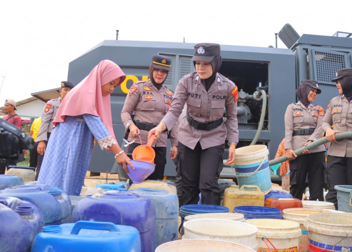 Polresta Bandar Lampung Bagikan Ribuan Liter Air Bersih bagi Warga Terdampak Kekeringan