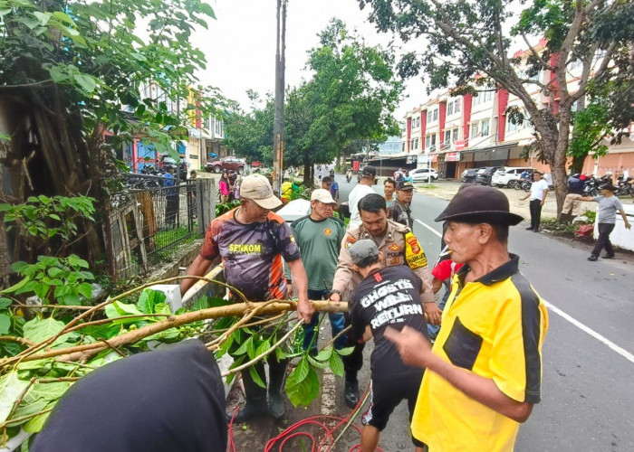 Antisipasi Banjir, Polsek TKT Gerebek Sungai di Kelurahan Kedamaian