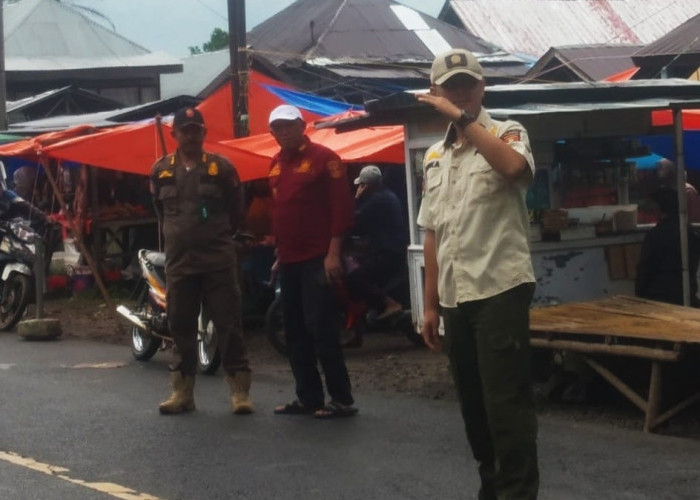 Pastikan Aktivitas Jual Beli Aman, Camat Batu Ketulis Pantau Pasar Simpang Luas