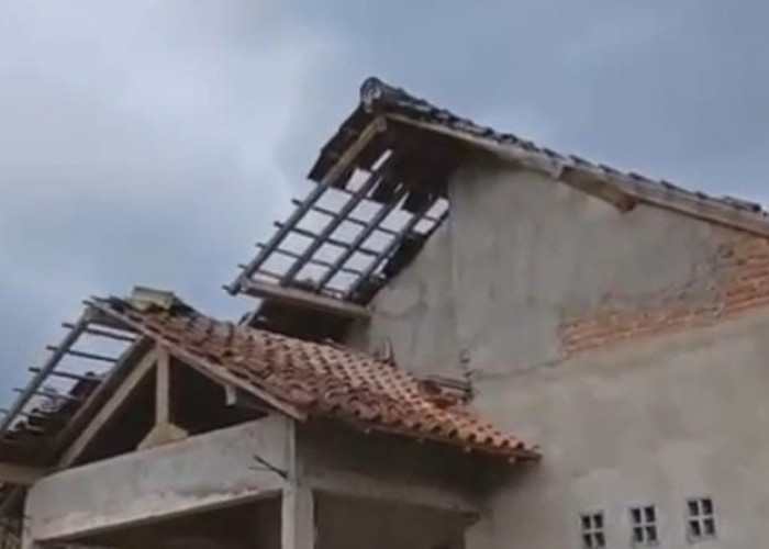 Angin Puting Beliung Terjang Muara Jaya II, Sejumlah Rumah Warga Rusak Parah