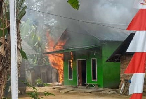 Siang Bolong Rumah Warga Pekon Mutaralam Terbakar