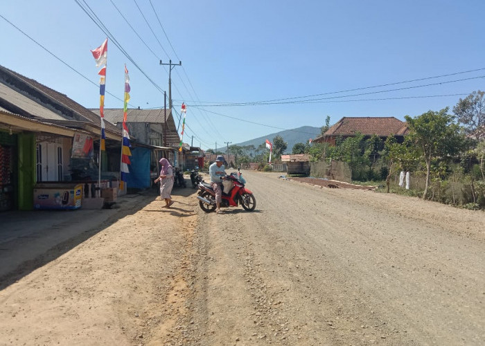 Proyek Jalan di Pekon Waspada Timbulkan Debu, Warga Desak Penyiraman Rutin