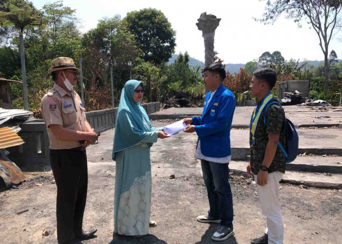 Tutup Donasi, PC PMII Lampung Barat Serahkan Bantuan Korban Kebakaran