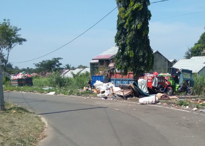 Lagi, Warga Keluhkan Sampah Berserakan di Jalan