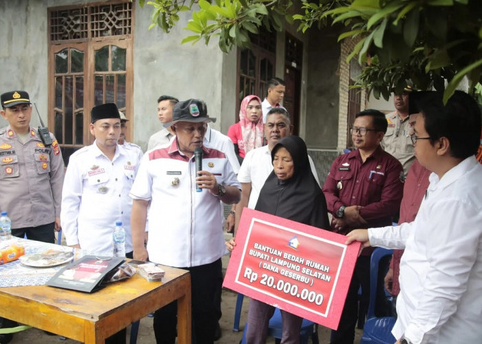 Bupati Lampung Selatan Gulirkan Bantuan Bedah Rumah untuk Warga Desa Ketapang