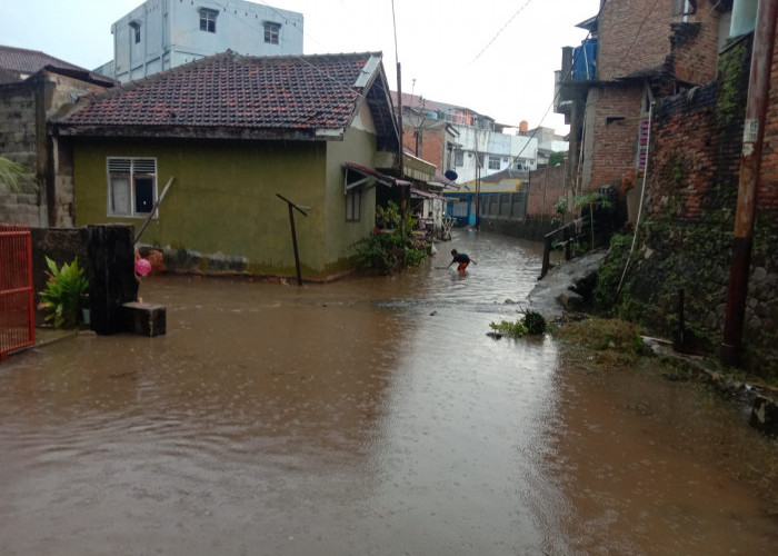 Dua Jam Dilanda Hujan, Lingkungan Kelurahan Tanjung Aman Kotabumi Selatan Terendam Banjir 