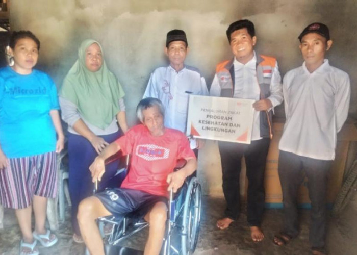 Rumah Zakat Salurkan Kursi Roda Kepada Warga Desa Gedung Agung 