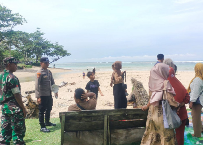 Anggota Polres Pesisir Barat Amankan Lokasi Wisata Pantai