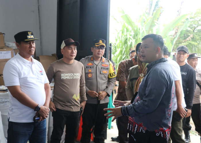 Pj Bupati Nukman dan Kapolres Lampung Barat Cek Logistik Pemilu