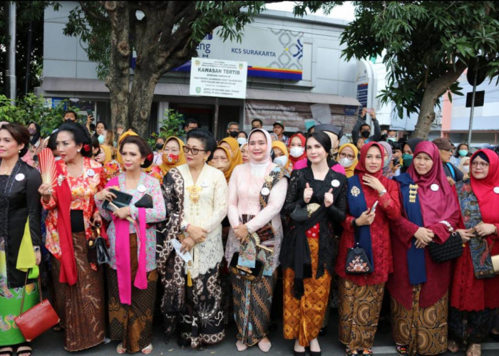 Perayaan Hari Batik Nasional, Riana Sari Arinal Ikuti Parade Kebaya Bersama Ibu Negara Iriana