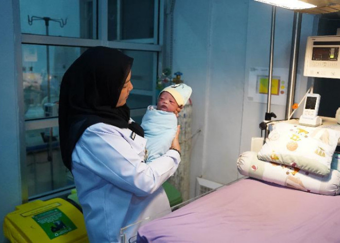 Jenguk Bayi Terlantar, Bunda Eva Doakan Tumbuh Jadi Anak yang Kuat