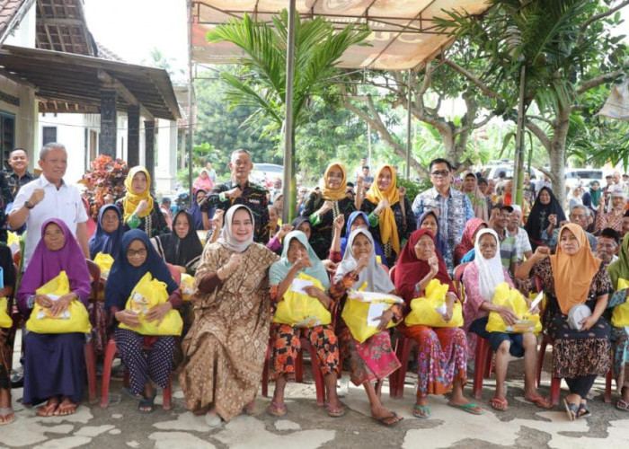 Peringati Hari Lansia Nasional, Ketua LKKS Riana Sari Bagikan Sembako di Tegineneng