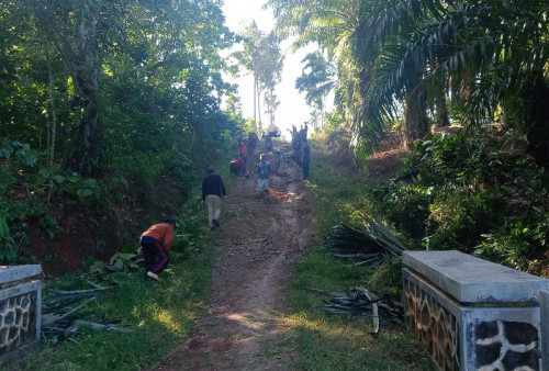 Jelang Idul Adha, Warga Kampung Bonglai Gotong Royong Bersihkan Jalan