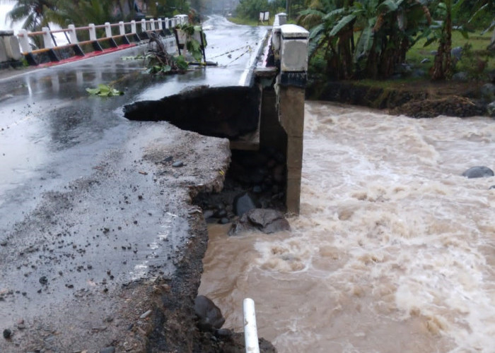 Diterjang Banjir Bandang, Jembatan Way Sanggaruga Terancam Putus